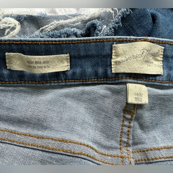 Universal Thread Distressed Denim Mid Rise Jean Shorts - size 14 - Picture 3 of 5